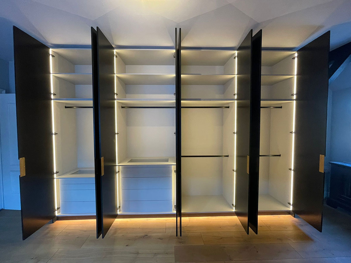 Ankleidezimmer, Schrank mit LED Beleuchtung